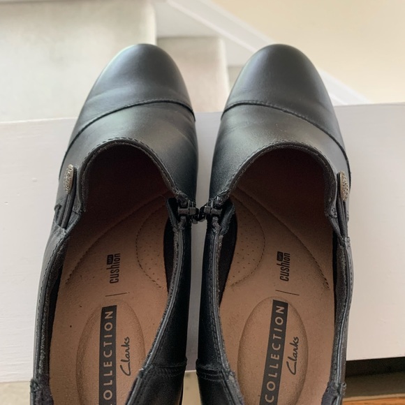 Clarks brand black shoe. - Picture 6 of 9